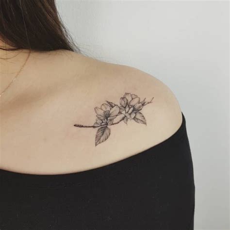 tattoo pecho mujer|Tatuajes para mujeres en el PECHO: 30 diseños ATREVIDOS y。